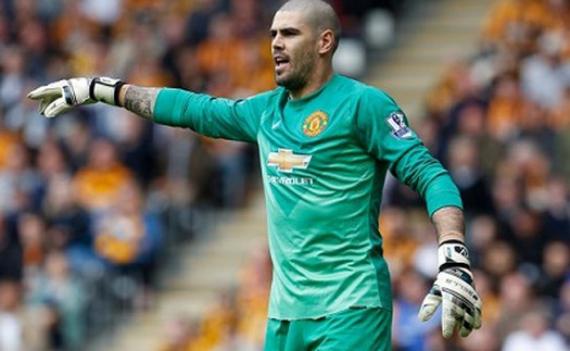 Van Gaal đăng ký Victor Valdes vào danh sách dự Premier League cho... đủ người