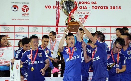 CHÙM ẢNH: Công Vinh nâng cao chức vô địch V-League 2015 với đồng đội