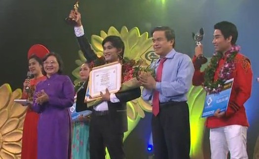 Nguyễn Thanh Toàn đăng quang Chuông Vàng Vọng cổ 2015