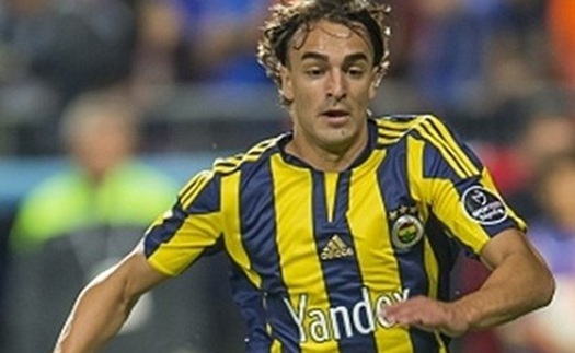 Lazar Markovic đi bóng qua một rừng cầu thủ của Besiktas