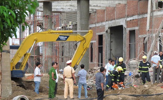 Sập giàn giáo Trung tâm hội nghị, tiệc cưới, 1 người chết, 1 người đứt lìa chân