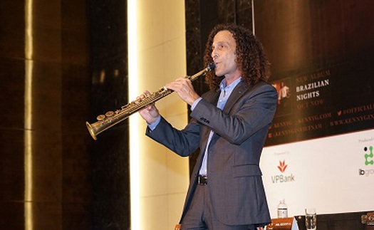 Kenny G ăn tối cũng mang theo kèn