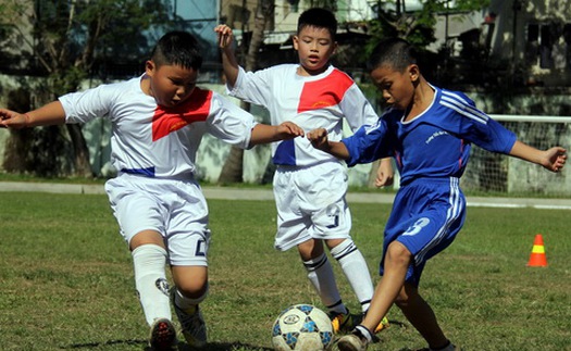 Bóng đá học đường: Đừng để cái khó nó bó...