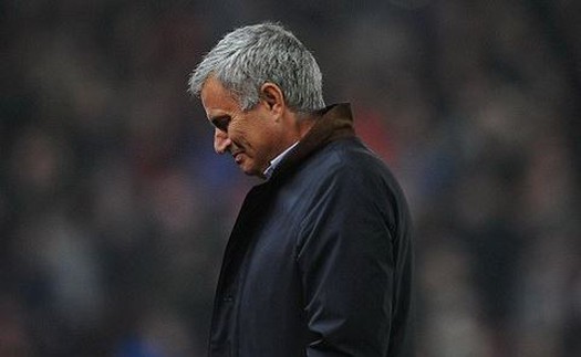 Mourinho bỏ vào phòng thay đồ ngay sau khi Chelsea bị gỡ hòa