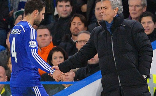 TIẾT LỘ: Fabregas cầm đầu nhóm cầu thủ ‘làm phản’ Mourinho