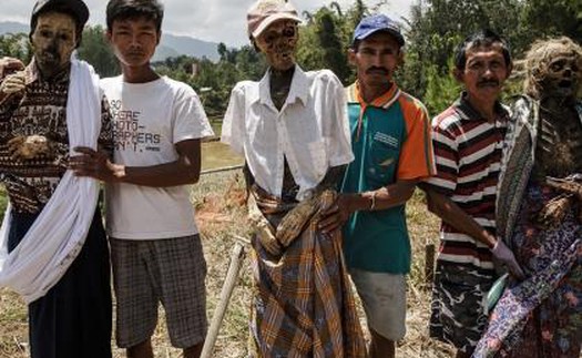 Chùm ảnh: Kinh hoàng tục đào mộ, đưa người chết đi dạo ở Indonesia