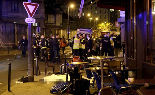 VIDEO khủng bố Paris: Hàng chục tiếng nổ 'trước mũi xe cảnh sát', hàng loạt nạn nhân quằn quại trên hè phố