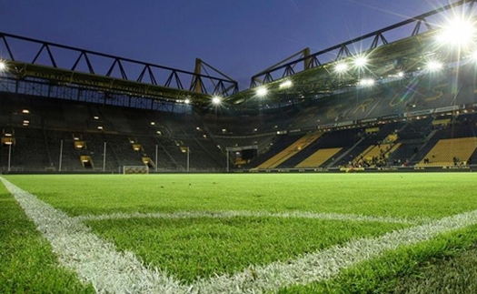 Khỏa thân chơi bóng mừng sinh nhật ở Signal Iduna Park, fan Dortmund bị bắt