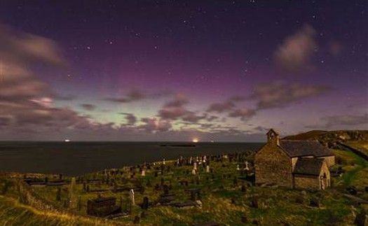 Ngắm hiện tượng cực quang siêu hiếm ở châu Âu