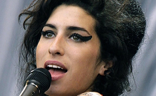 Amy Winehouse được đề cử Nữ ca sĩ xuất sắc nhất 4 năm sau khi mất