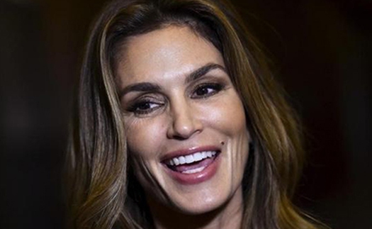 Siêu mẫu Cindy Crawford bác bỏ thông tin rời sàn catwalk