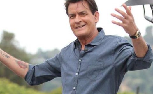 Siêu sao nhiễm HIV Charlie Sheen 'nộp' cho mỗi bà vợ cũ 1,2 tỷ đồng/tháng