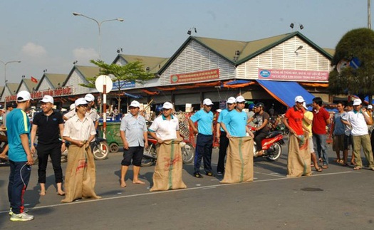 Teambuilding: Chơi trò nhảy bao bố vui không tả được