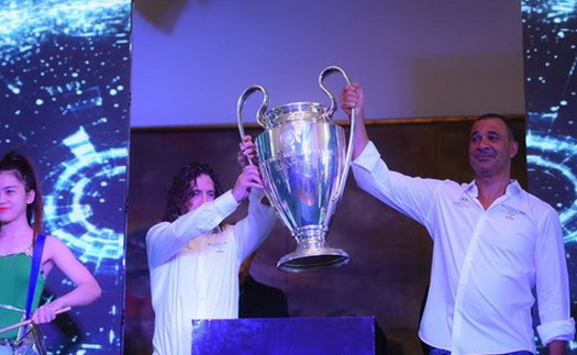 Gullit và Puyol hào hứng cùng Cup UEFA Champions League tại TP.HCM