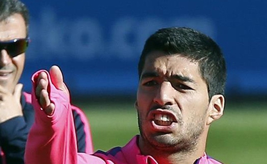 Suarez bị tố nợ tiền, dối trá, bị thần kinh