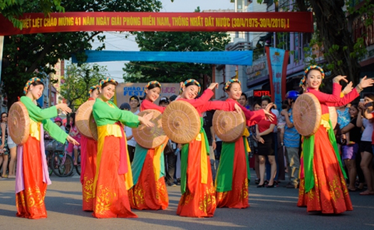 Festival Huế: Bất chấp nắng nóng, người dân xuống đường đón lễ hội đường phố