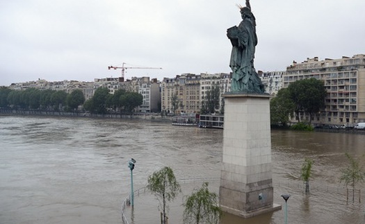 Lũ sông Seine đe dọa nhấn chìm Bảo tàng Louvre, 38.000 kiệt tác phải sơ tán