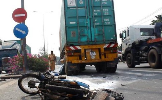 Nữ công nhân bị xe container đâm tử vong khi đang sơn đường