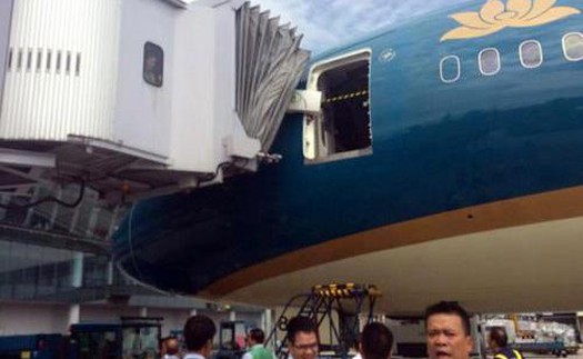 Boeing 787 Dreamliner của Vietnam Airlines bị vỡ cửa sau va chạm hi hữu