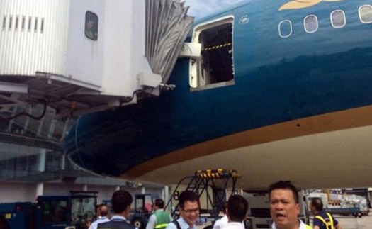 Điều tra vụ máy bay Boeing 787 của Vietnam Airlines va chạm cầu hành khách