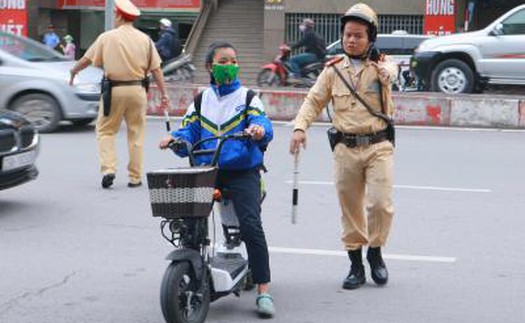 Hà Nội: Xử lý nhiều học sinh đi xe máy điện không đội mũ bảo hiểm