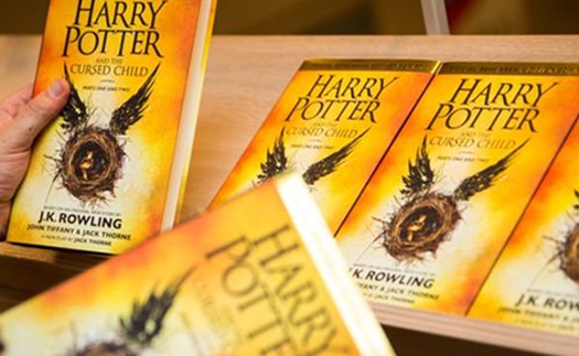 'Harry Potter and the Cursed Child' – Cuốn sách bán chạy nhất ở Anh trong thập kỷ