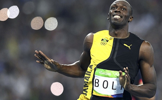 Usain Bolt quay lại mỉm cười với đối thủ trước khi cán đích