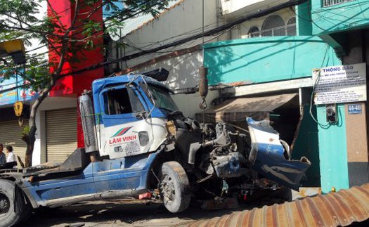 Container 'cày nát' dải phân cách, đâm 2 người thương vong