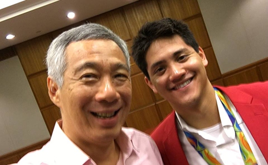 Thủ tướng Lý Hiển Long xin phép được 'selfie' với Joseph Schooling