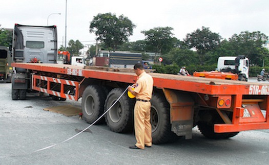 Bình Dương: Bị xe container cán ngang qua người, một thai phụ tử vong