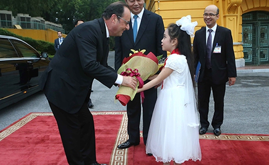 CHÙM ẢNH: Đón Tổng thống Pháp Francois Hollande tại sân bay Nội Bài và Phủ Chủ tịch