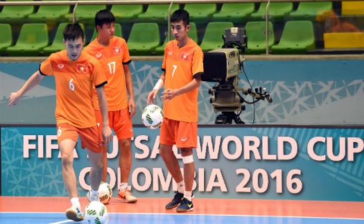 Tuyển futsal Việt Nam mệt mỏi sau hơn nửa ngày di chuyển