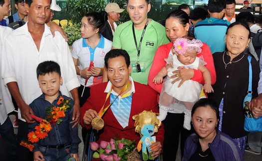 'Người hùng' Văn Công khuấy động sân bay Tân Sơn Nhất