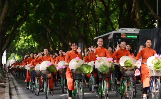 Nghệ sĩ gạo cội, người đẹp đạp xe diễu hành trên đường phố Hà Nội