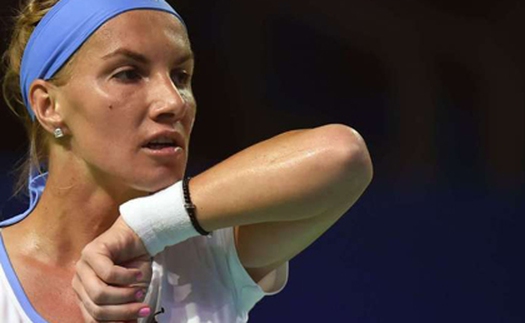 Kuznetsova cắt tóc... trong lúc thi đấu để giành chiến thắng tại WTA Finals