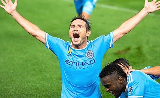 Lampard nên noi gương Gary Neville: Làm BLV tốt hơn làm HLV