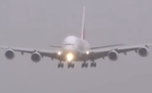 VIDEO: Đau tim với màn hạ cánh khủng khiếp của máy bay A380