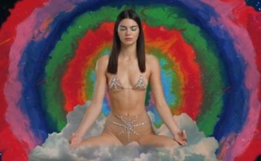 Kendall Jenner mặc bikini ngồi thiền, 'luyện chưởng' quái dị trong quảng cáo mới