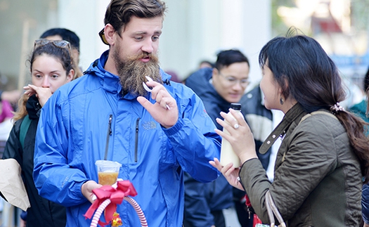 Khách nước ngoài hào hứng với Hội chợ độc đáo của thanh niên TTXVN