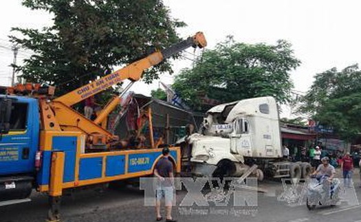 Cần Thơ: Xe container mất lái leo lên thành cầu