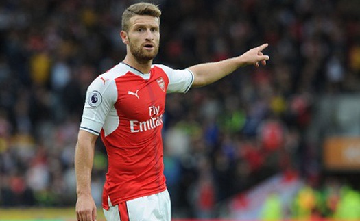 CĐV Arsenal sống trong hy vọng khi Mustafi và Welbeck trở lại