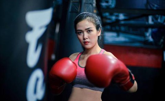 Hình ảnh không thể 'nóng' hơn của nữ nhân viên ngân hàng hóa thân võ sĩ boxing