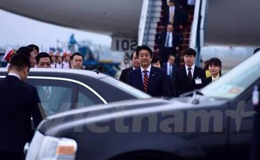 Thủ tướng Nhật Bản Shinzo Abe đặt chân xuống sân bay Nội Bài