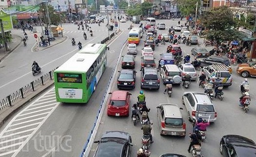 Có dải phân cách cứng, buýt nhanh vẫn bị 'chiếm' đường