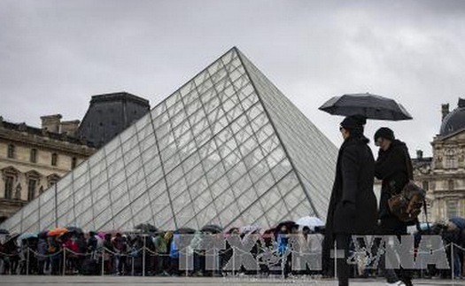 Cảnh sát Pháp giám định ADN kẻ tấn công Bảo tàng Louvre