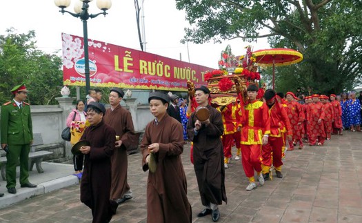 Thực hành nghi lễ rước nước, tế cá tại lễ hội đền Trần