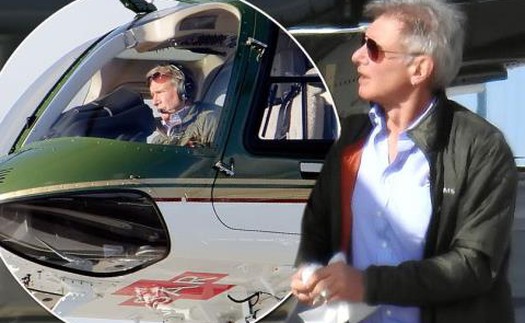 'Quáng gà', Harrison Ford cưỡi trực thăng đáp xuống... đường 'taxiway'