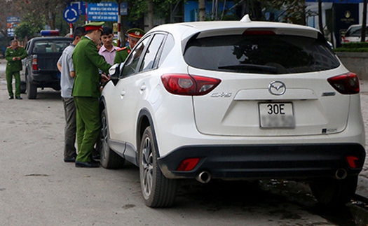 'Bí' chỗ đỗ, ô tô vẫn tràn lòng đường ngày 'tái thiết vỉa hè'