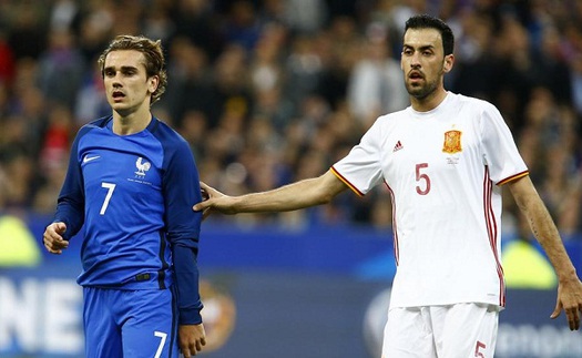 Busquets biến Griezmann, Kante thành 'gã hề' với tuyệt kĩ 'xoay compa'