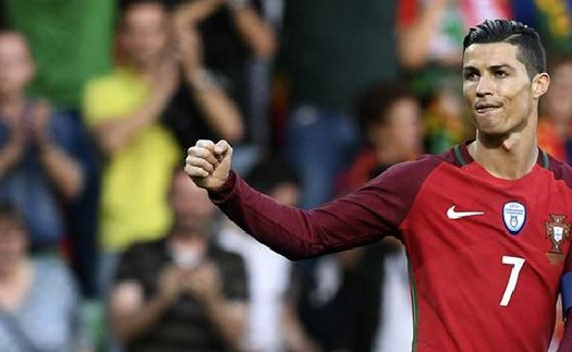 Ronaldo sánh ngang Kiatisuk trong Top 10 chân sút vĩ đại nhất cấp ĐTQG